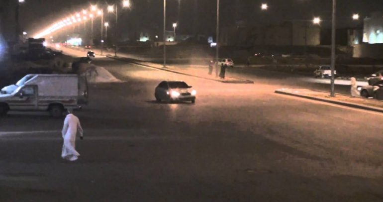 مفحط سعودي يستعرض بوضع ابنته على باب السيارة (فيديو)